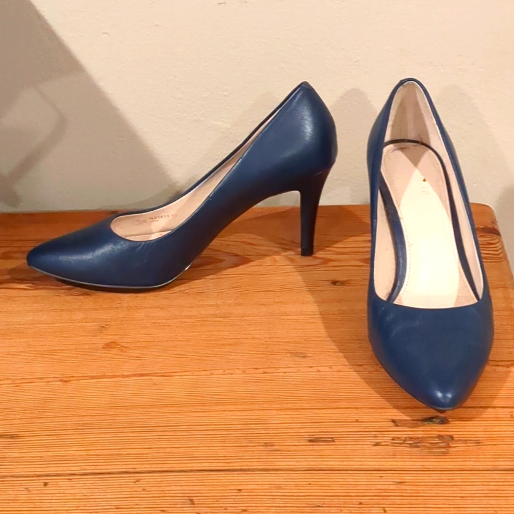 Cole haan 7B navy blue heels